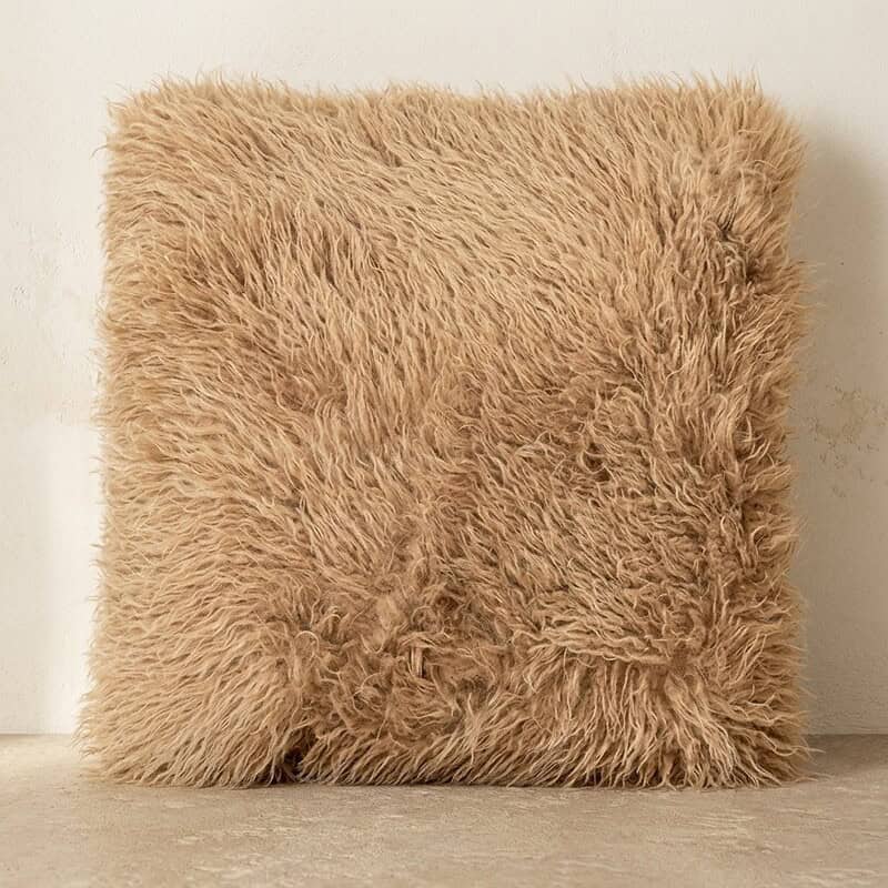 Luxe wollen sierkussen in beige kleur, perfect voor een gezellige en warme uitstraling in woonkamer of slaapkamer. Handgemaakt en zacht voor ultiem comfort.