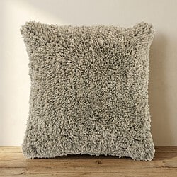 Luxe, knuffelzacht sierkussen van hoogwaardig materiaal, perfect voor een gezellige en comfortabele zithoek. Ideaal voor modern interieur en woondecoratie.