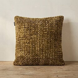 Zacht, rustiek kussen van Mokana Meubelen met een warme, textuurrijke stof, perfect voor een gezellige zithoek of slaapkamer. Handgemaakt en van hoge kwaliteit, ideaal voor comfort en stijl.