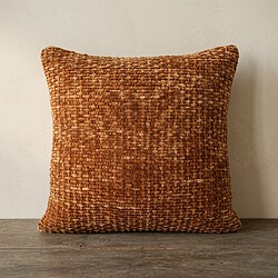 Decoratief kussen van Mokana meubelen met een warme, textuurrijke bekleding, perfect voor een gezellige zithoek of slaapkamer.