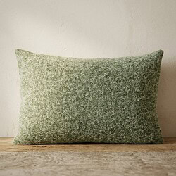 Groene stoffen kussen met natuurlijke textuur, perfect voor woonkamer of slaapkamer decoratie.