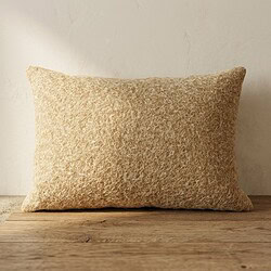 Rustiek wollen sierkussen in beige kleur, perfect voor bank of bed, voegt warmte en comfort toe aan elk interieur. Gemaakt van hoogwaardig, natuurlijk materiaal voor een gezellige uitstraling.