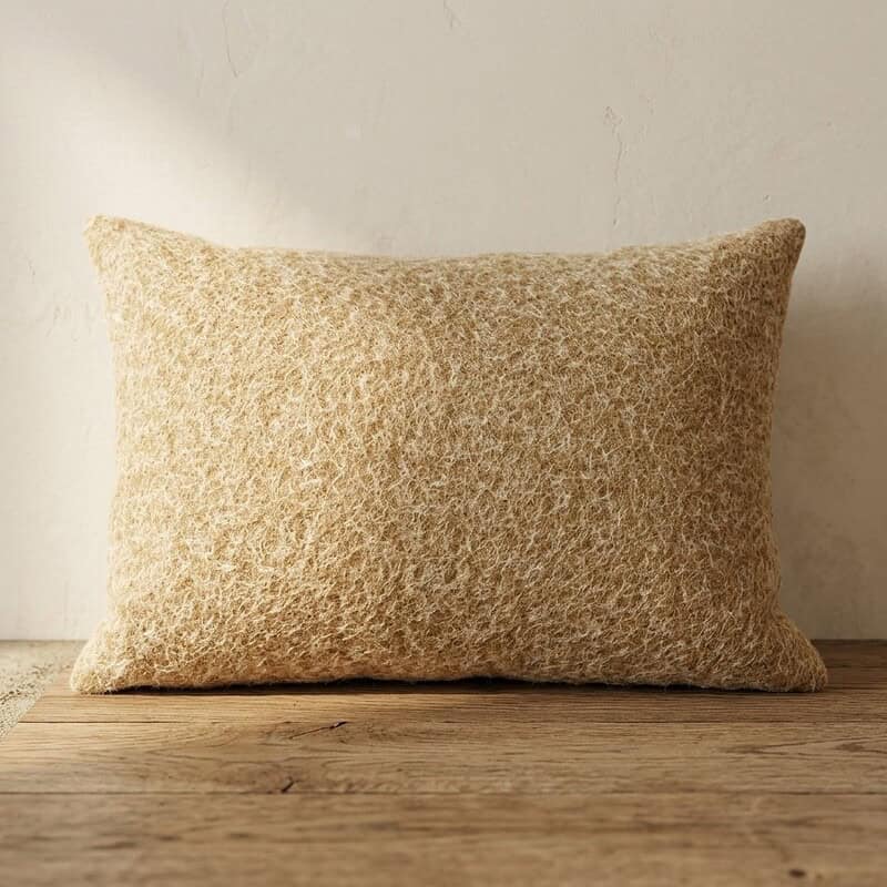Rustiek wollen sierkussen in beige kleur, perfect voor bank of bed, voegt warmte en comfort toe aan elk interieur. Gemaakt van hoogwaardig, natuurlijk materiaal voor een gezellige uitstraling.