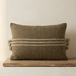Decoratief kussen met strepen en franjes, perfect voor een gezellige woonkamer of slaapkamer, gemaakt van hoogwaardige stoffen voor comfort en stijl.