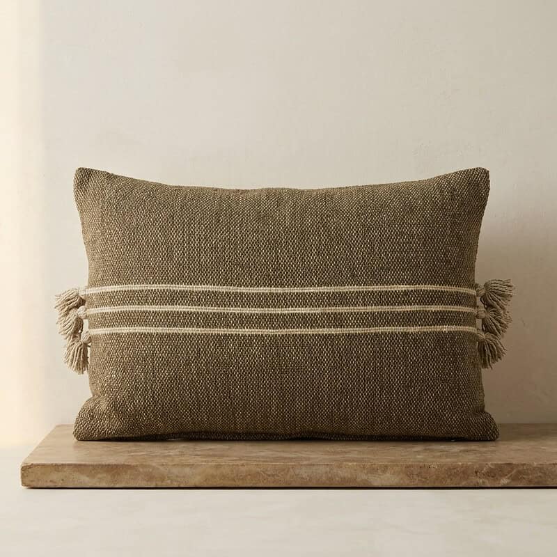 Decoratief kussen met strepen en franjes, perfect voor een gezellige woonkamer of slaapkamer, gemaakt van hoogwaardige stoffen voor comfort en stijl.