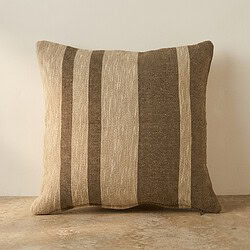 Decoratief kussen met strepenpatroon in neutrale tinten, perfect voor modern interieur. Gemaakt van hoogwaardige stoffen, voegt comfort en stijl toe aan elke zithoek.