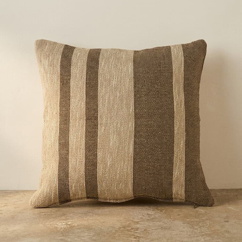 Decoratief kussen met strepenpatroon in neutrale tinten, perfect voor modern interieur. Gemaakt van hoogwaardige stoffen, voegt comfort en stijl toe aan elke zithoek.