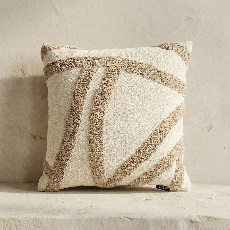 Decoratief kussen met modern geometrisch patroon in beige en wit, perfect voor een stijlvolle woonkamer of slaapkamer. Handgemaakt en van hoge kwaliteit, ideaal voor interieurdecoratie.