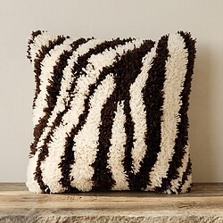 Decoratief zwart-wit gestreept sierkussen met zachte textuur, ideaal voor woonkamer of slaapkamer, toegevoegd aan interieur voor een stijlvolle en gezellige uitstraling.