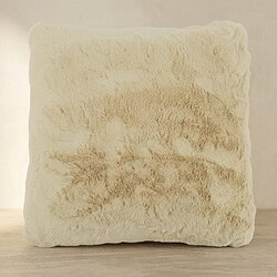 Luxe imitatiebont kussen in crèmekleur, perfect voor een gezellige en warme woonkamer, ideaal als decoratie of comfort toevoeging.