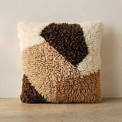 Decoratief kussen met gekruld textiel in beige, bruin en crème, perfect voor modern interieur en woonkamer decoratie.