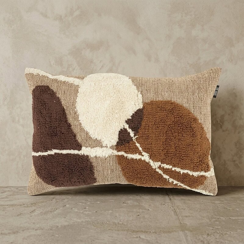 Decoratief kussen met abstracte bladerenprint in aardetinten, perfect voor een moderne woonkamer of slaapkamer. Gemaakt van hoogwaardig textiel voor comfort en stijl.