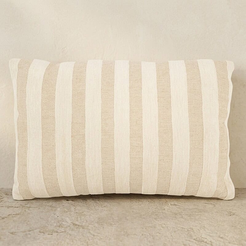 Comfortabel kussen met beige en witte strepen, perfect voor bank of stoel, gemaakt van hoogwaardige stoffen voor een stijlvolle en gezellige uitstraling.