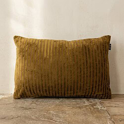 Luxe gouden gestreepte kussen op houten vloer, perfect voor modern interieur en comfortabele zithoek.