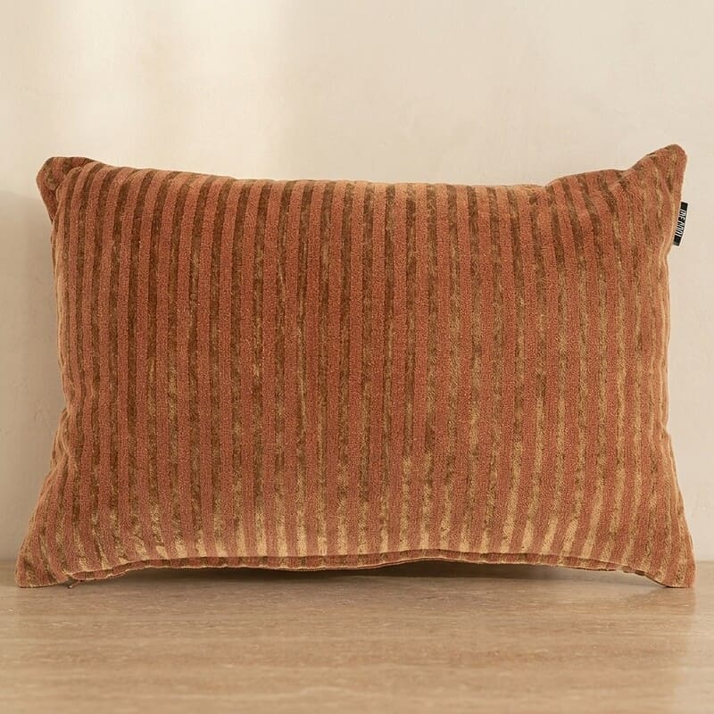 Luxe sierkussen met oranje en goudkleurige strepen, perfect voor een stijlvolle woonkamer of slaapkamer. Gemaakt van hoogwaardig velvet voor comfort en elegantie.