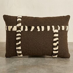 Decoratief kussen met strepen en textuur, perfect voor modern interieur, gemaakt door Mokana Meubelen.