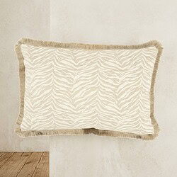 Luxe rechthoekig kussen met zebra print en franjes, perfect voor moderne interieurdecoratie en bankkussens.