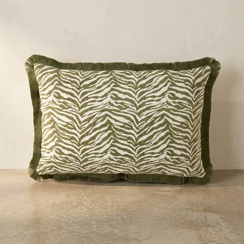 Decoratief kussen met zebra patroon en groene rand, perfect voor een stijlvolle woonkamer of slaapkamer.
