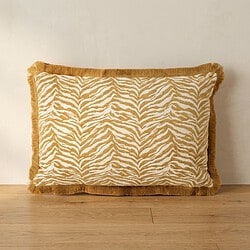 Luxe decoratief kussen met zebra print en franjes, perfect voor een stijlvolle woonkamer of slaapkamer. Gemaakt van hoogwaardig textiel, voegt een natuurlijke en trendy uitstraling toe aan elk interie.