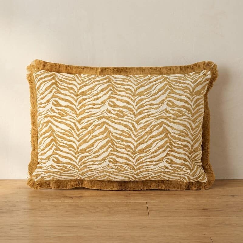 Luxe decoratief kussen met zebra print en franjes, perfect voor een stijlvolle woonkamer of slaapkamer. Gemaakt van hoogwaardig textiel, voegt een natuurlijke en trendy uitstraling toe aan elk interie.