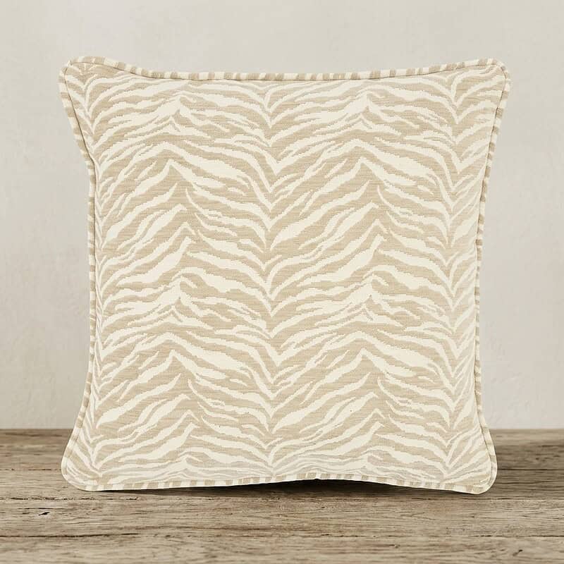 Decoratief kussen met zebra print in beige en wit, perfect voor moderne en natuurlijke interieurstijlen. Gemaakt van zachte, duurzame stoffen voor comfort en stijl.