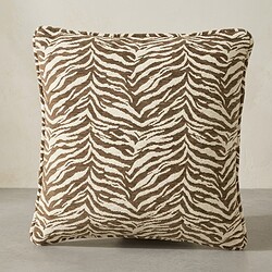 Decoratief kussen met zebra print in beige en bruin, perfect voor een natuurlijke en stijlvolle uitstraling in elke woonkamer of slaapkamer.