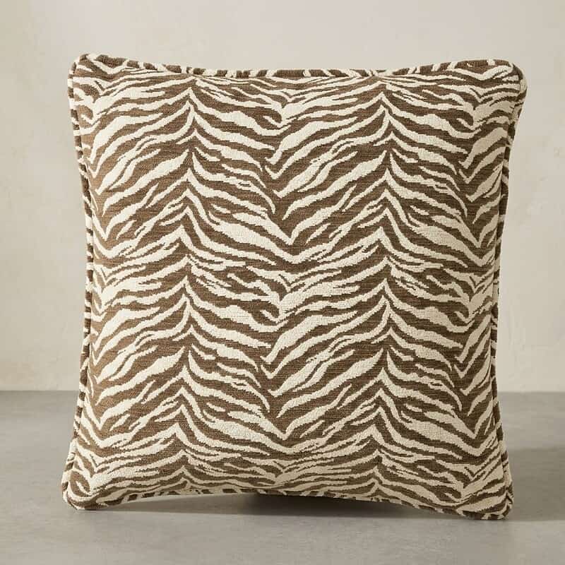 Decoratief kussen met zebra print in beige en bruin, perfect voor een natuurlijke en stijlvolle uitstraling in elke woonkamer of slaapkamer.