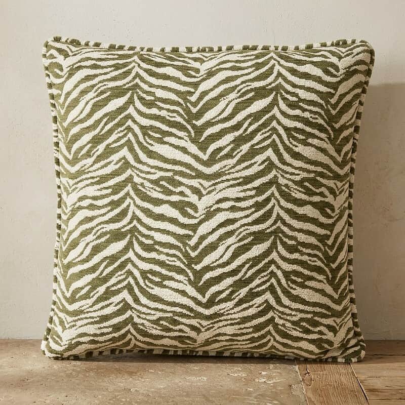 Decoratief vierkant kussen met zebra print in beige en wit, perfect voor een natuurlijke en stijlvolle inrichting.
