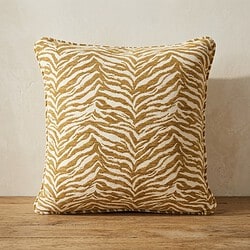 Zwart-wit zebra print sierkussen van stof, perfect voor moderne en natuurlijke interieurstijlen, voegt textuur en stijl toe aan banken en fauteuils.