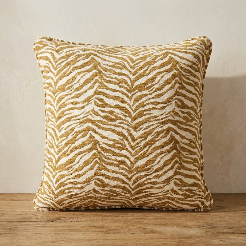 Zwart-wit zebra print sierkussen van stof, perfect voor moderne en natuurlijke interieurstijlen, voegt textuur en stijl toe aan banken en fauteuils.
