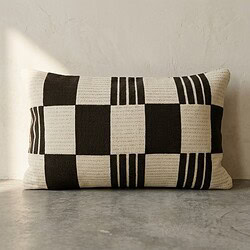 Decoratief zwart-wit geometrisch kussen voor modern interieur, perfect voor banken en stoelen.