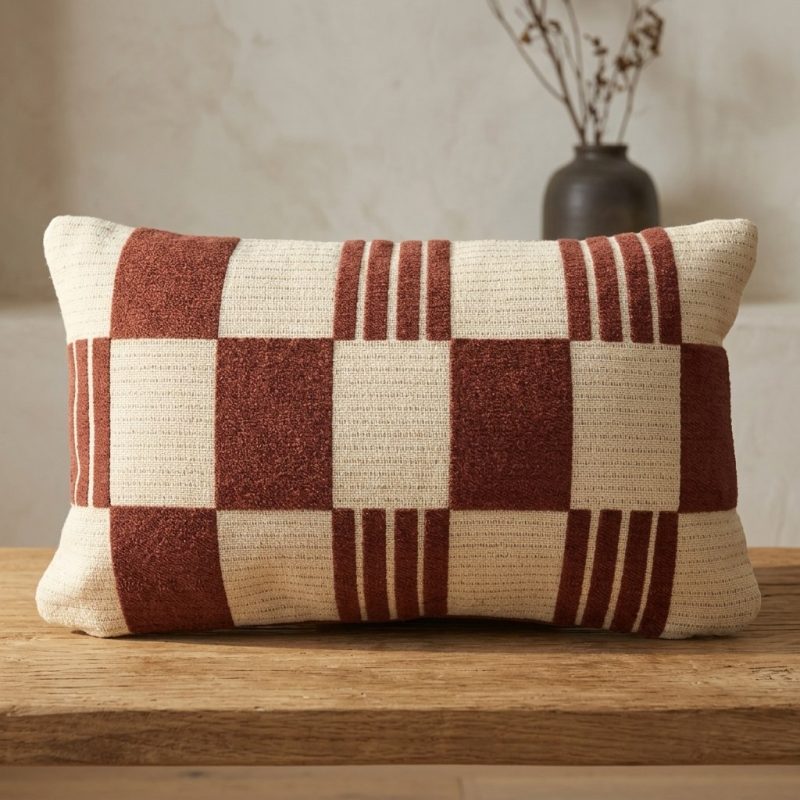 Kussen Twist 35x55 cm - burgundy, in wabi-sabi sfeer