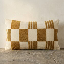 Decoratief kussen met geometrisch patroon in bruin en crème, perfect voor modern interieur. Gemaakt van zachte materialen, ideaal voor bank of bed.