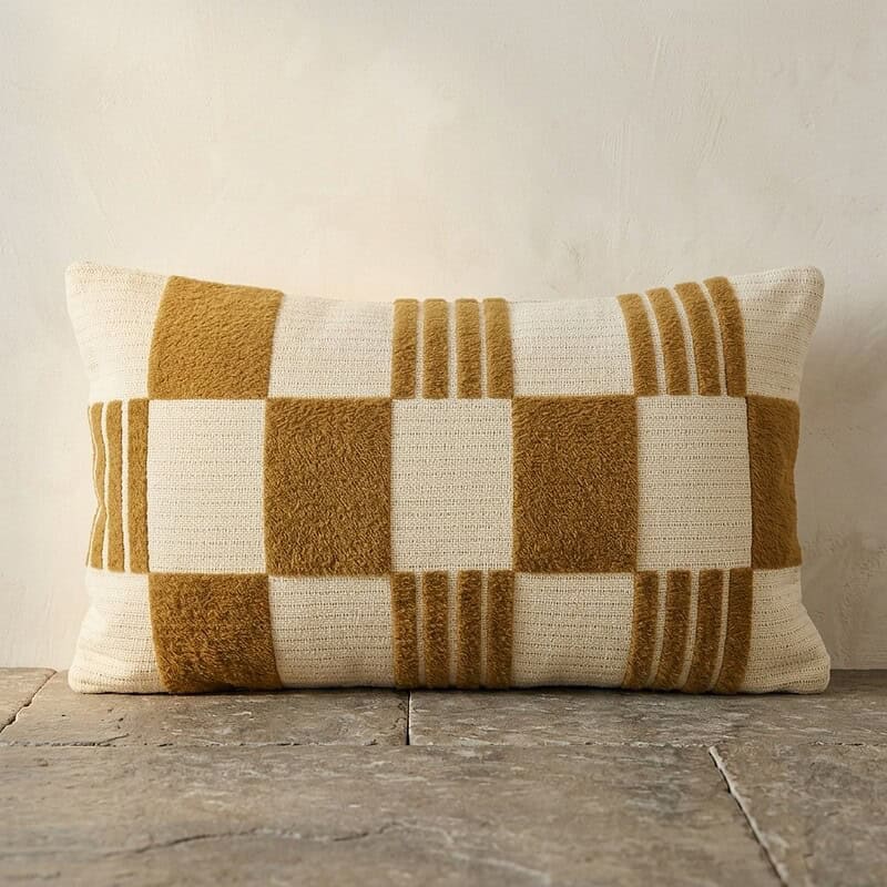 Decoratief kussen met geometrisch patroon in bruin en crème, perfect voor modern interieur. Gemaakt van zachte materialen, ideaal voor bank of bed.