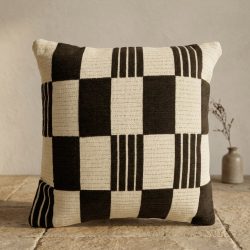 Kussen Twist 45x45 cm - bruin, in wabi-sabi sfeer