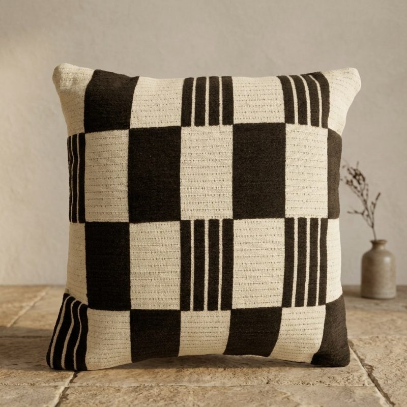Kussen Twist 45x45 cm - bruin, in wabi-sabi sfeer