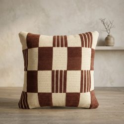 Kussen Twist 45x45 cm - burgundy, in wabi-sabi sfeer