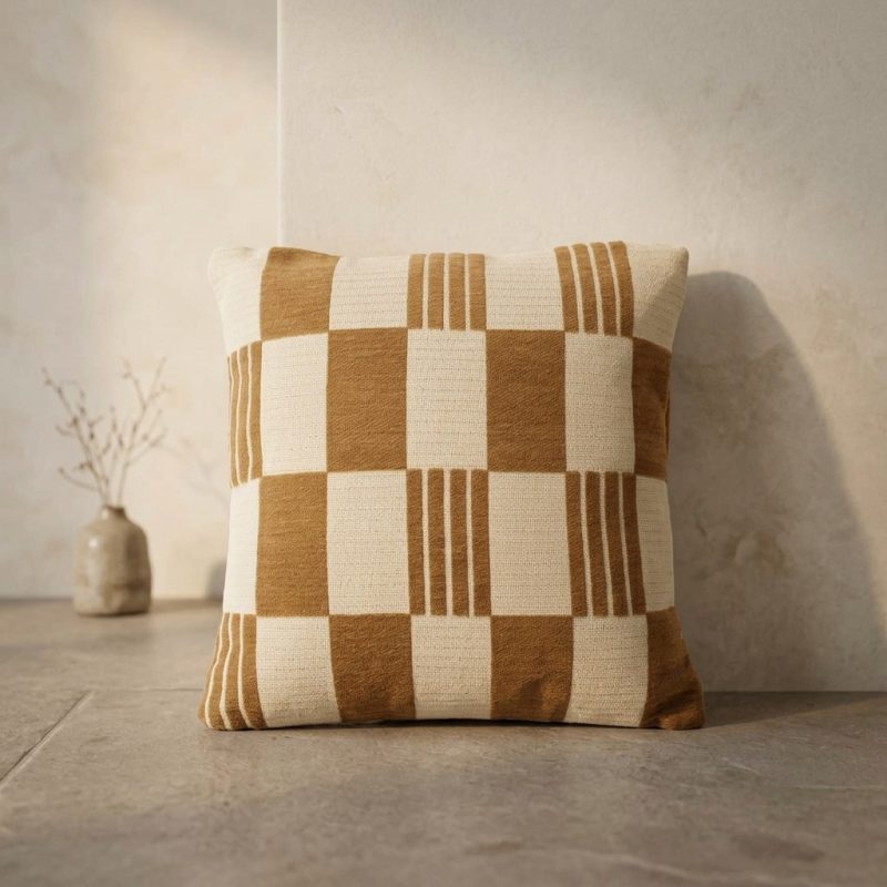 Kussen Twist 45x45 cm - mustard, in wabi-sabi sfeer