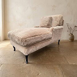 Luxe loungefauteuil met chaise longue in beige fluweel, perfect voor een elegante en comfortabele zithoek. Ideaal voor ontspanning en stijl in elke woonkamer.