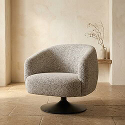 Moderne stoffen fauteuil met ronde vorm en zwarte voet, ideaal voor een stijlvolle en comfortabele zithoek in een modern interieur.