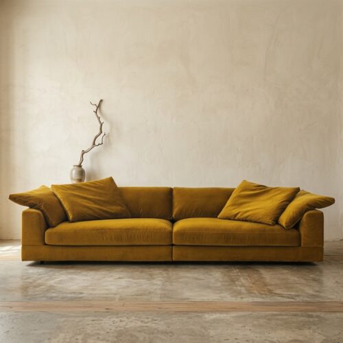 Elegantes, ockergelbes Stoffsofa mit bequemen Kissen, perfekt für moderne Wohnzimmer. Hergestellt von Mokana Meubelen, bekannt für hochwertige und stilvolle Möbelstücke.