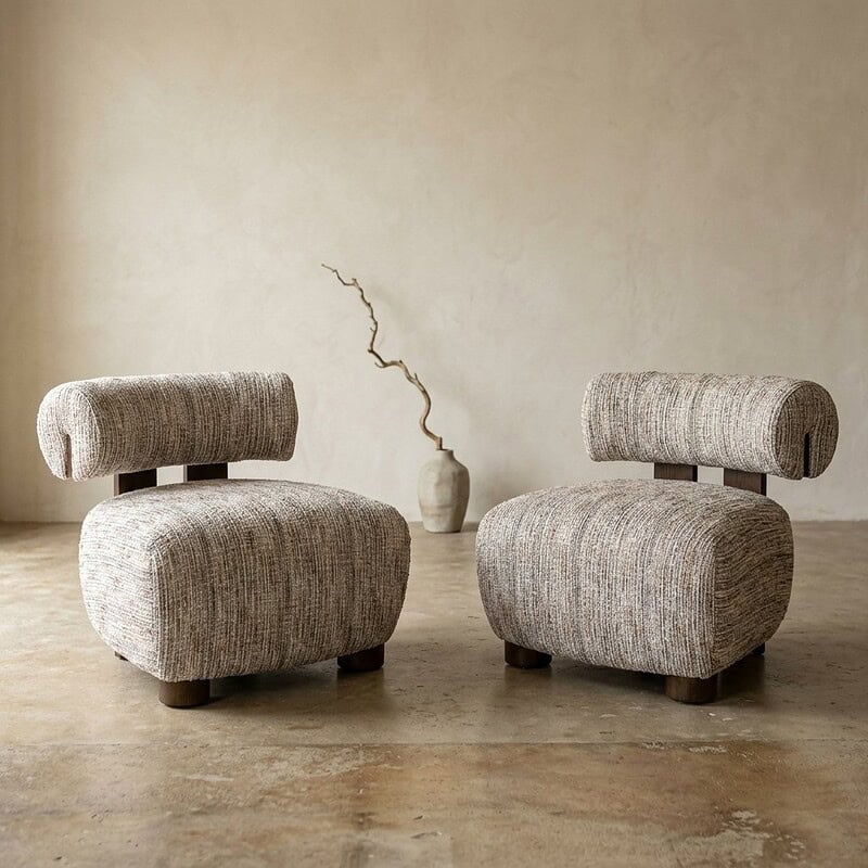 Moderne bank van Mokana met zachte bekleding en uniek ontwerp, perfect voor een stijlvolle woonkamer.