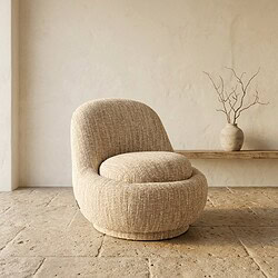 Comfortabele stoffen fauteuil in neutrale beige kleur, perfect voor een modern en rustiek interieur, gemaakt door Mokana Meubelen.