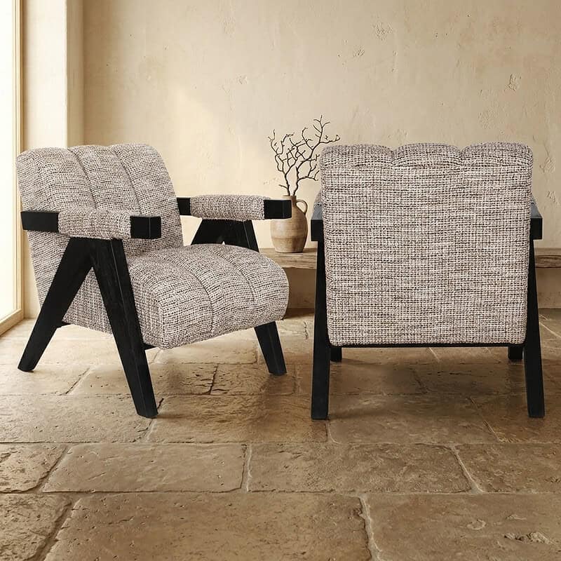 Houten en stoffen fauteuils – Mokana Meubelen