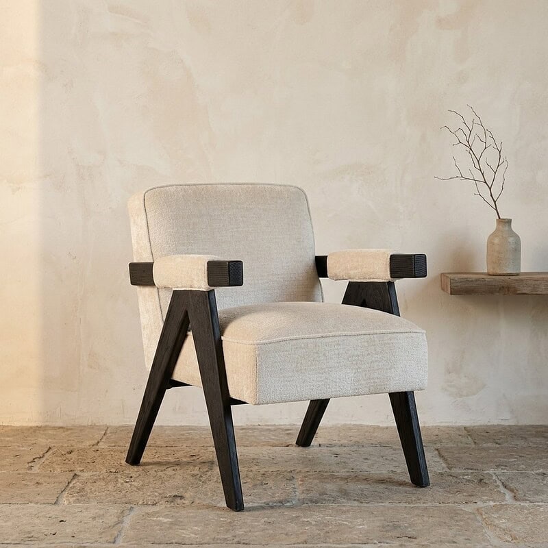 Houten en stoffen fauteuil – Mokana Meubelen