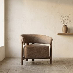 Houten fauteuil met stoffen bekleding in minimalistisch interieur
