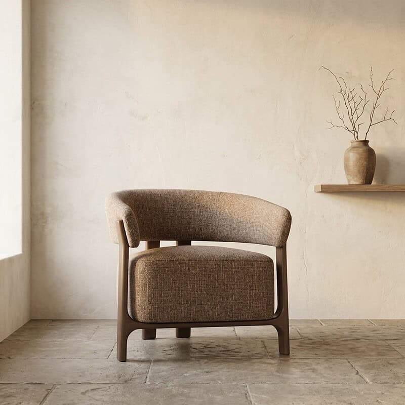 Houten fauteuil met stoffen bekleding in minimalistisch interieur