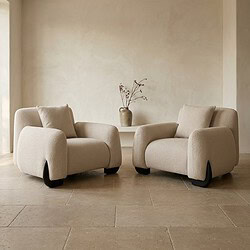 Modern beige fauteuils in een minimalistische woonkamer