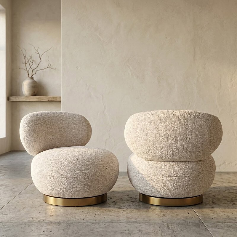 Moderne houten bank en fauteuil set met zachte bekleding en gouden voetstukken, perfect voor een stijlvolle woonkamer of lounge.