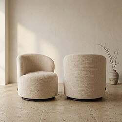 Moderne, beige Mokana fauteuil en poef in een minimalistische woonkamer met natuurlijke lichtinval en een eenvoudige decoratie.